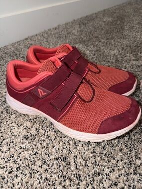 Vionic Ema Red Walking Shoew Women's Size 10